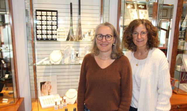 Kathleen Schilling und Marina Mehrwald bei Juwelier Hess in Cadenberge