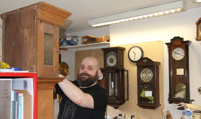 Uhrmacher Martin Zaha in der Werkstatt von Juwelier Hess in Cadenberge